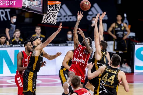 他在更衣室 他在更衣室